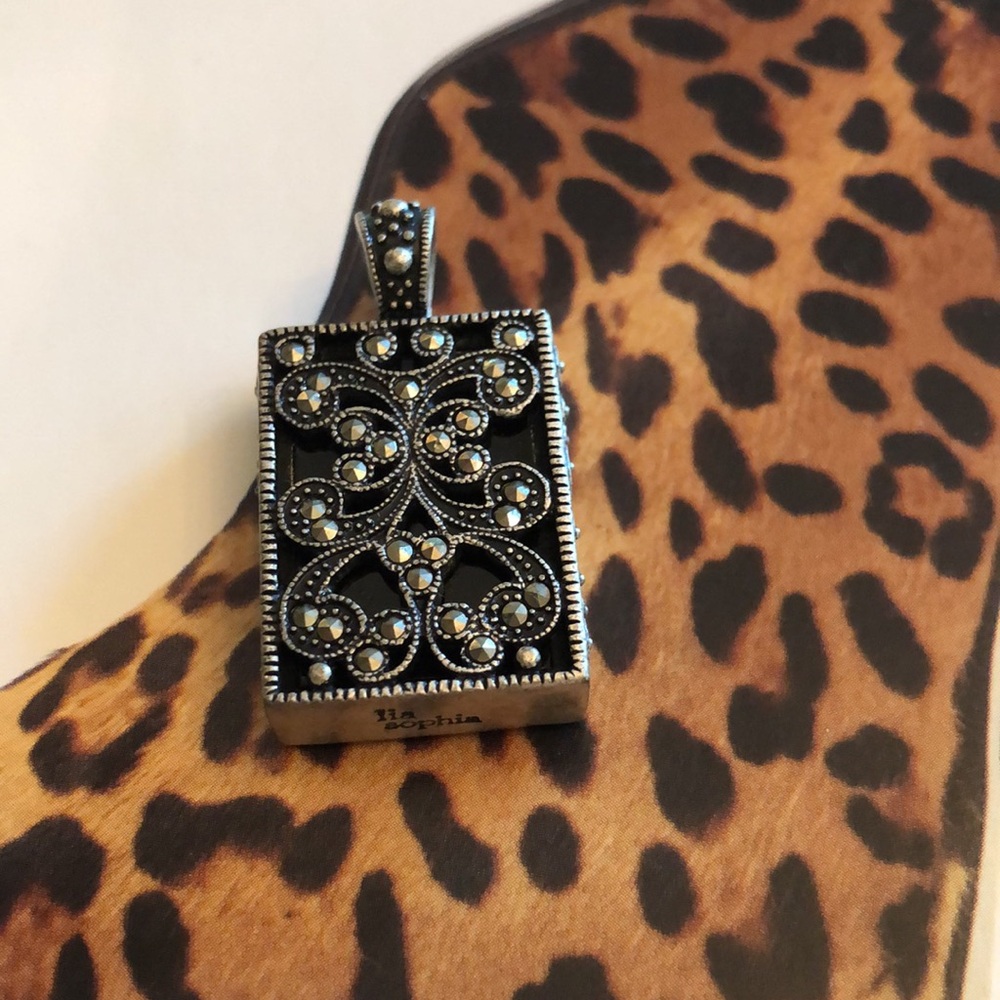 Authentic Lia Sophia Pendant. NWOT.